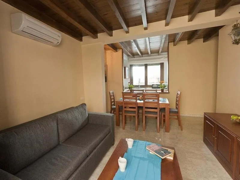 Mercader De Sedas Apartments